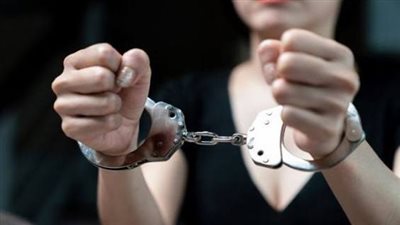 بسبب خلافات أسرية.. فتاة تطعن والدها بآلة حادة داخل مقر عمله في ملوي