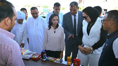 أسعار مخفضة وتنوع كبير.. محافظ البحيرة تتفقد سوق اليوم الواحد بالحمراء