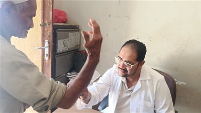 قافلة طبية مجانية في قنا تكشف على 667 مواطنًا بقرية دنفيق