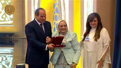 «تحيرت كيف أصفك».. سيدة الـ83 عامًا توجه رسالة للرئيس السيسي بعد تكريمها