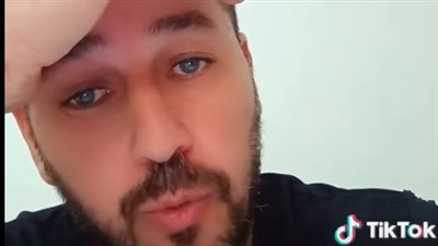 بعد اتهامه بالسرقة وتهديده بالترحيل..مصري يستغيث بملك البحرين والسفارة المصرية