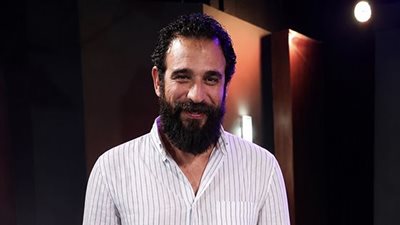 «البيت هو القاضي».. أمير اليماني يكشف الفكرة الفلسفية وراء مسرحية «متولي وشفيقة»