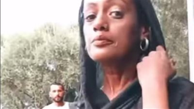 «اتخضت وغيرت ملامحها»..شاب مصري يفاجئ بلوجر خلال لايف بعد حديثها عن مصر 
