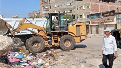 رئيس مدينة كفر الدوار يتابع أعمال رفع تجمعات القمامة بنطاق المدينة