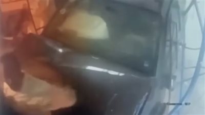 حادث مروع في الإسكندرية.. سيارة تقتحم فرن وتودي بحياة شيف وتصيب صاحب المكان