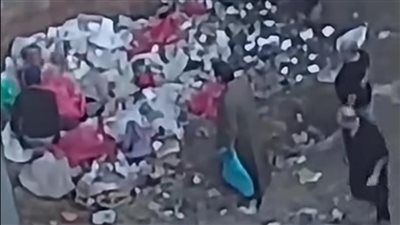 واقعة مؤسفة.. شاب يعتدي على والدته ويلقي بها في القمامة وسط ذهول المارة|شاهد 