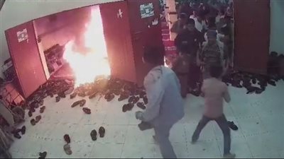 واقعة مؤسفة في مأرب.. شخص يُقدم على إحراق نفسه وسط ظروف غامضة | فيديو