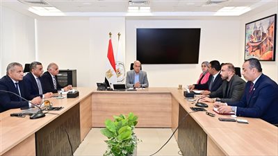 وزير الري يبحث تغطية المجاري المائية واستغلال أراضي الوزارة مع أعضاء «النواب»