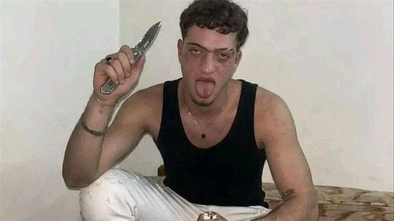 شخص يروج للسلاح والمخدرات