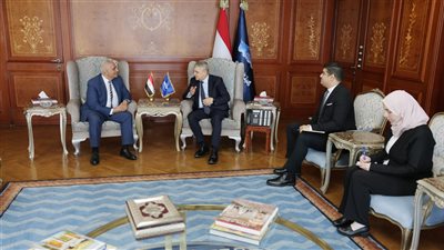 قناة السويس ترصد تعافي عبور سفن الحاويات مع تعزيز التعاون مع بنما