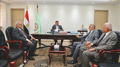 وزير الزراعة يستقبل مدير 