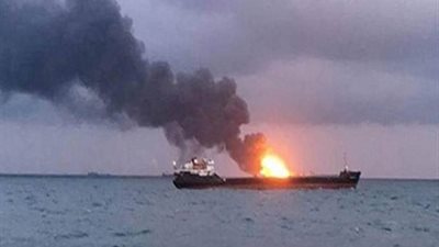 الحرس الثوري يعلن احتراق ناقلة نفط بعد اصطدامها بلغمين في مضيق هرمز