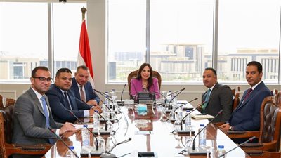 وزيرة الإسكان تستعرض رؤية الوزارة لتطوير آليات العمل بالهيئة العامة بقطاع السياحة