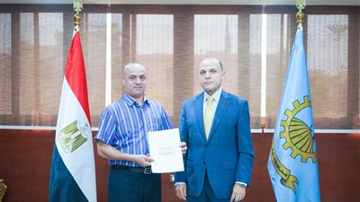 محافظ الغربية يُسلّم 4 عقود تقنين لأراضي أملاك الدولة للمستفيدين عبر المنصة 