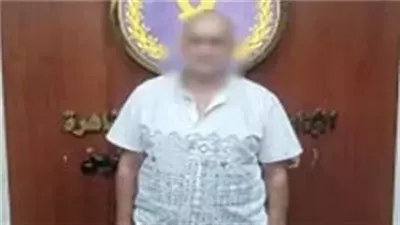 التحقيق مع عاطل انتحل صفة موظف حي بالقاهرة للنصب على أصحاب المحال