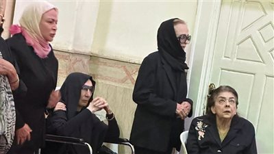 نجلاء فتحي تنهار أثناء تشييع جثمان ابنتها ياسمين |صور
