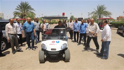 رئيس جامعة قنا يشهد تسليم سيارة إسعاف جولف مجهزة لخدمة المرضى بالمستشفيات 