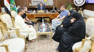محافظ المنوفية يلتقي أسر ضحايا حادث كفر داود والبريجات ويسلمهم تعويضات مالية