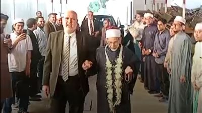 بممر شرفي و«طلع البدر علينا».. طلاب أصول الدين يستقبلون شيخ المحدثين