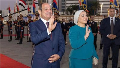الرئيس السيسي وقرينته يودعان الرئيس الصيني وزوجته بمطار القاهرة الدولي