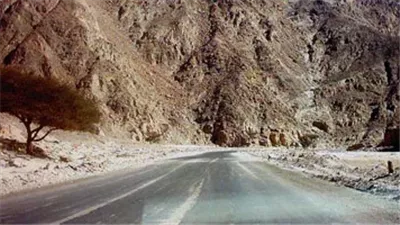 عودة الحركة بطريق دهب – نويبع بعد رفع آثار حادث الأتوبيس وبدء التحقيقات