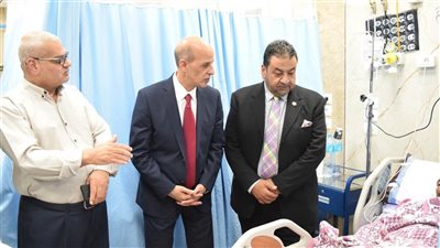 رئيس جامعة بني سويف يزور والد الطفل محمد ويشيد بشجاعة نجله في إنقاذه| صور