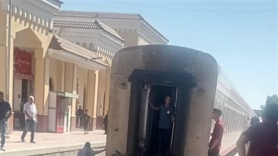 عطل مفاجئ بقطار 937 القادم من المنيا إلى القاهرة.. فصل عربة مكيفة بمحطة مغاغة
