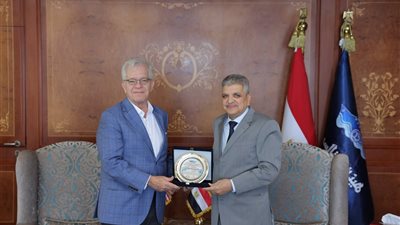 الفريق أسامة ربيع يبحث سبل التعاون المشترك مع القائم بأعمال السفير الأمريكي 