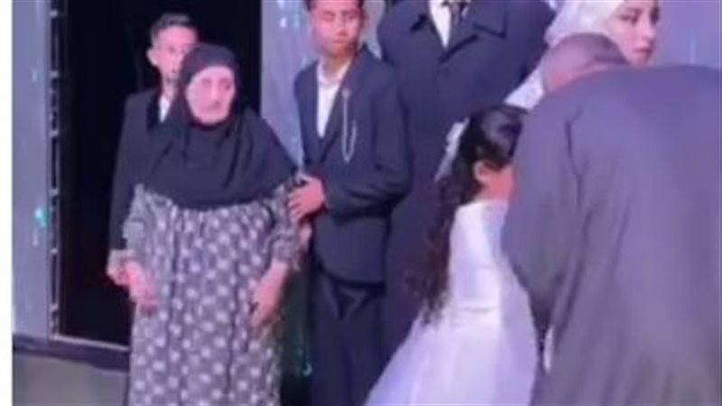 عروس وجدتها