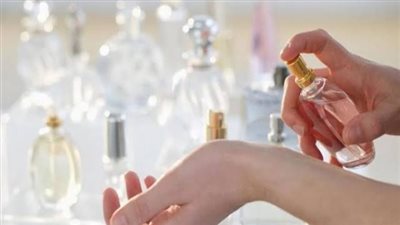 6 أخطاء شائعة تجعل عطرك يختفي سريعا.. وهذه الطريقة لإطالة ثباته