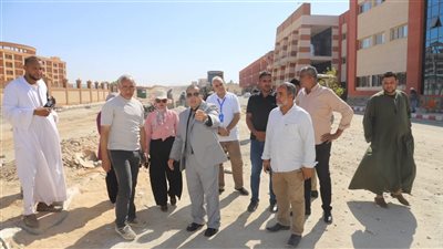 رئيس جامعة قنا يتابع أعمال التطوير والتنسيق الحضاري أمام كلية العلاج الطبيعي
