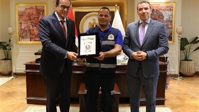 وزير الصحة يُكرم أبطال الإسعاف لإنقاذهم حياة أب استجابوا لنداء طفل في 6 دقائق