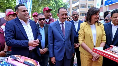 محافظ سوهاج والسفيرة نبيلة مكرم يتفقدان القافلة التنموية الشاملة بقرية بناويط ضمن مبادرة 