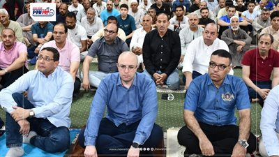 محافظ الفيوم يؤدي صلاة الجمعة بمسجد أبو داوود بكيمان فارس
