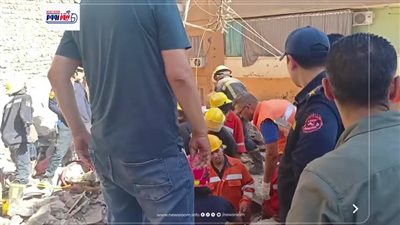 انتشال جثمان سيدة من أسفل أنقاض عقار منهار بعزبة شاهين في المنيا