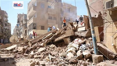 بعد انهيار عقار المنيا.. الأهالي يبحثون بين الركام عن متعلقاتهم وسط الحزن