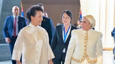 علامة Moonmains تكشف لـ نيوز رووم حكاية اللوتس في إطلالة انتصار السيسي 