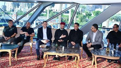 وزير الأوقاف يصطحب رئيس مجلس الأساقفة الفلبيني في جولة نيلية