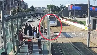 في اللحظة الأخيرة.. حارس أمن ينقذ طفلة من الموت تحت عجلات الترام في تركيا