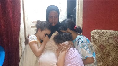 «أنا لو مت.. البنات دول هيروحوا فين؟».. استغاثة جدة في بنها لرعاية 3 حفيدات