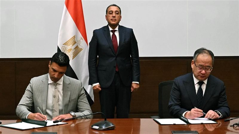 جانب من التوقيع 
