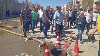 محافظ بورسعيد يتابع أعمال إصلاح الكسر المفاجئ بخط طرد محطة الضواحي الجديدة 