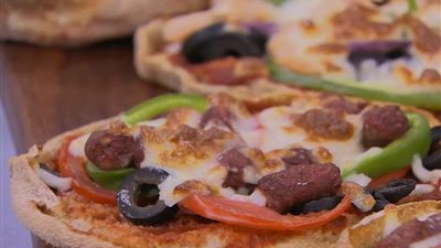 خطوة بخطوة.. طريقة عمل بيتزا العيش البلدي بالجمبري والسجق