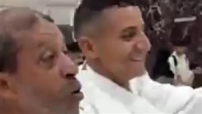 موقف طريف من معتمر أثناء العمرة.. عم إبراهيم يمازح المصورين: «يا ولي النعم.. الناس مش بتخلص»