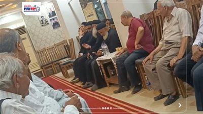 يتلقون واجب العزاء.. الحزن يخيم على أسرة ضحية انهيار عقار المنيا بعد انتشالها