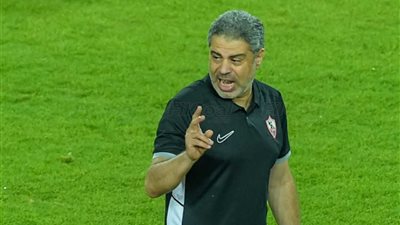 جلسة فنية لمعتمد جمال مع لاعبي الزمالك على هامش مران اليوم