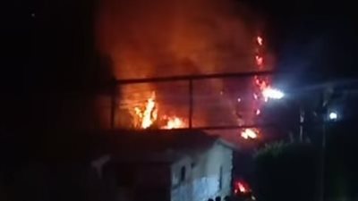 حريق كبير يلتهم أحد المباني بمدينة منوف في المنوفية