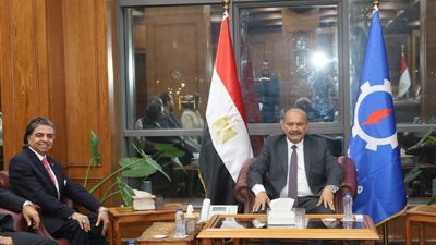لعطاؤه الإنساني.. محافظ السويس يستقبل الطبيب «جمال شعبان» ويهديه درع المحافظة 