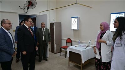 رئيس جامعة القاهرة يتفقد مستشفى الطلبة في اليوم الأول للكشف الطبي للطلاب الجدد