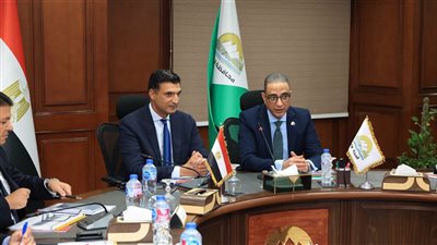 وزير الصناعة ومحافظ الجيزة يوجهان بتسهيلات جديدة لتقنين أوضاع المصانع